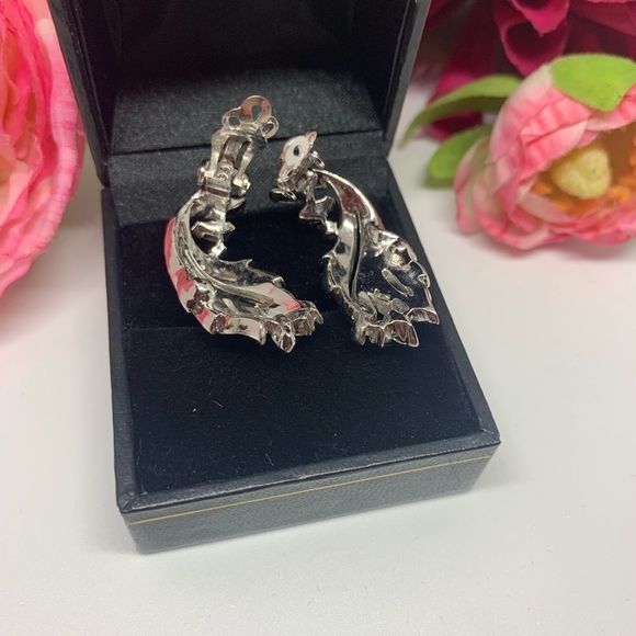VINTAGE⚜️RARE PANETTA Crystal Twist Clip Earrings - Picture 4 of 5